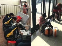 “学霸炼成记”：中学生春运等火车都在赶作业