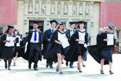 英国教育体系受质疑：学生毕业后收入状况不理想