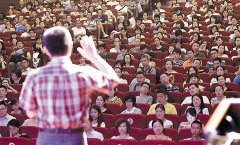 <b>整整22个班930多名新生 超级小学新生家长会只能到大学借礼堂</b>