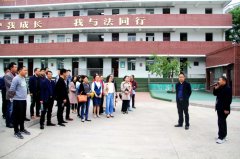 游仙区教体系统法治宣传教育培训班学员观摩小枧置信小学法治教育