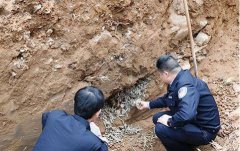 中学生当街打母 因觉得残障妈没面子 学校负责人表示：男生正在接受老师心理