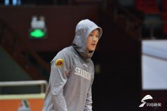 丁彦雨航随队抵达杭州 主帅凯撒:会克服困难争胜