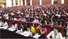 专家讲高考志愿填报，800多名学生和家长现场听课