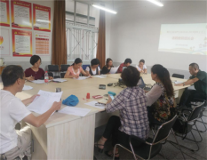 华严小学召开语数教研组长工作会议