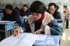 珊瑚中学全体教师开学赴考场 学生监考老师答卷