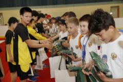 随同普京总统访华的俄罗斯青少年冰球队员莅临汇佳学校开展友好交流