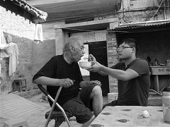 “带父上大学”小伙毕业后仍带父工作：做有担当的人