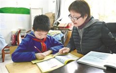 小学教师胡颖9年给4学生当妈妈 免费辅导照料生活有的还在她家住了一年
