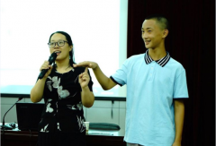 郑州二中心理讲座寄语学生：青春无问西东，岁月自成芳华