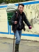 最强寒潮下的最美身影：五位老师背着试卷上雪山