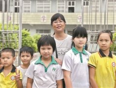 一周5个教学点 山村“走教”老师每天开摩托车走十多里教英语