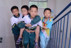 小學生得腦癱行走困難8同學背他照顧他數年