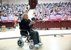 西北大学85岁退休教授坚持开办公益课堂：热爱专业胜于生命