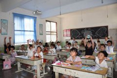 河南鹤壁：小学教师志愿者开展送课下乡活动