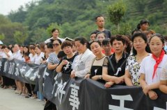为保护学生殉职 李芳老师是人民爱戴的灵魂工程师