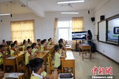 广西柳州开设远程教育同步课堂 山村与城里学生同步交流
