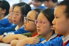 青少年近视防控 专家：关键是学校增加学生户外活动时间