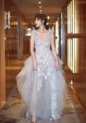 张俪少女装亮相 不过这个服装搭配真的太尴尬了(3)