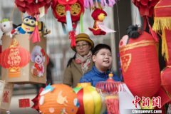 山西小学生自制环保花灯 赏灯猜谜闹元宵