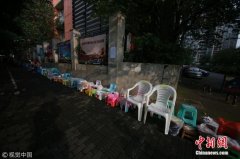 小学入学面试 上千家长带板凳连夜排队