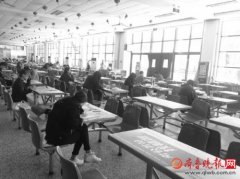 考研报名接近尾声备考进入冲刺阶段 餐厅里备考,一学就是十多个小时－山东新
