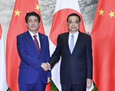 <b>李克强举行仪式欢迎安倍晋三访华</b>