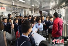 兰州小学生体验高尔夫观察动植物 研学教育补课堂不足