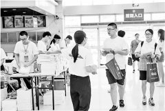 手机支付、防晒霜、网络小说……00后的大学生活这样开始