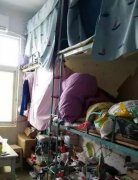 环境最差大学宿舍曝光 新生: 真后悔报这个大学