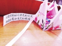 中国好班长放假前送全班同学礼物 亲手写祝福