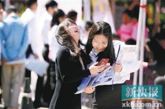 学生找工作前 学校先开“简历门诊”为学生“把脉”