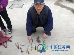 大爷“防盗”意识强 派出所请来“上上课”