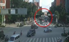 出租车称“闯红灯会被罚”拒让消防车 公司：对司机批评教育