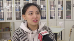 心好暖！小学女教师腿受伤 男生用椅子推她去上课
