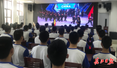 武汉这所中学，全英文介绍军运会知识
