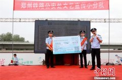 郑阜高铁调试在即 铁警牵手小学生护航