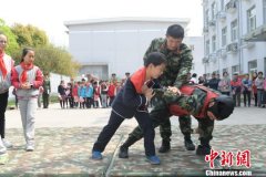 <b>上海小学生进军营接受国防教育：格斗术最受欢迎</b>
