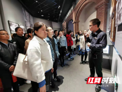 省委党校2019级在职研究生组织开展主题党性教育活动