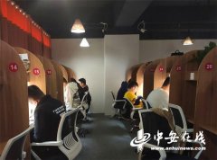 考研学生校内自习一座难求 “转战”付费自习室