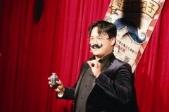 本应是幼儿园老师的他 为何会成为职业魔术师？