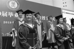 妈妈52岁开始读研 女儿成了自己的“学妹”