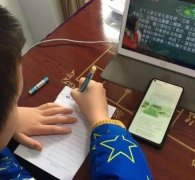 一年级小朋友上网课调错频道，全程听不懂却坚决不换台，笔记亮了