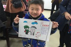 岳阳：“大”、“小”学生携手制作学雷锋手抄报