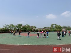 “生活吻我以痛，我却报之以歌”，这所山村小学的校长为梦想插上美的翅膀