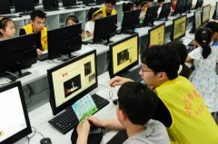 志愿者助小学生绿色上网度暑假