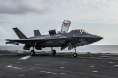 这艘准航母已经烧了四天！美国海军的如意算盘就这么被烧塌半边天了…