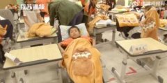 南京一小学让孩子躺着午睡 网友纷纷感慨：别人家的学校