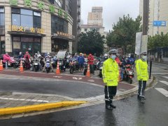 “軒嵐諾”來襲輪渡停航，虹口交警護送非機動車通過隧道過江