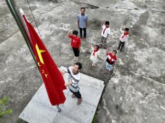 一个山区小学校长的幸福（2个老师5个娃大山里的）