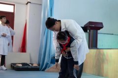 大学生携手小学生 种下爱与理想的种子